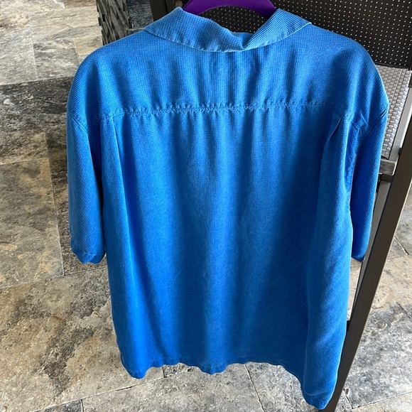 Like new Tommy Bahama casual button shirt - Picture 2 of 4